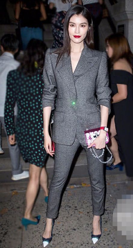 何穗的脚也太小了，连“三寸金莲”都能挤进去了？看着都疼