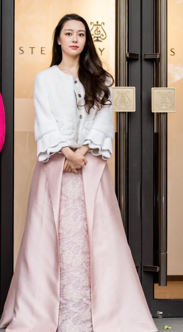 『气质』吉娜别再“炫腰”了,芭比身材苗条精美,不露腰却更有女人气质