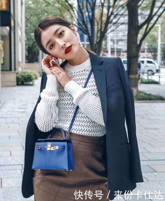 冬天■冬天不能穿裙子?羽绒服配裙子保暖又时尚,时髦的女人都这样搭配