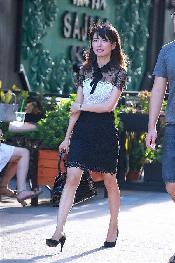 街拍：遇到外国语学校超气质校花，心疼女神膝盖上的伤