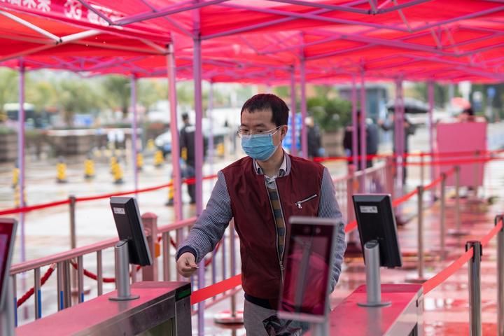  『发现』浙江万里学院返校疫情防控演练中发现： 双码双测，每人15秒进校！