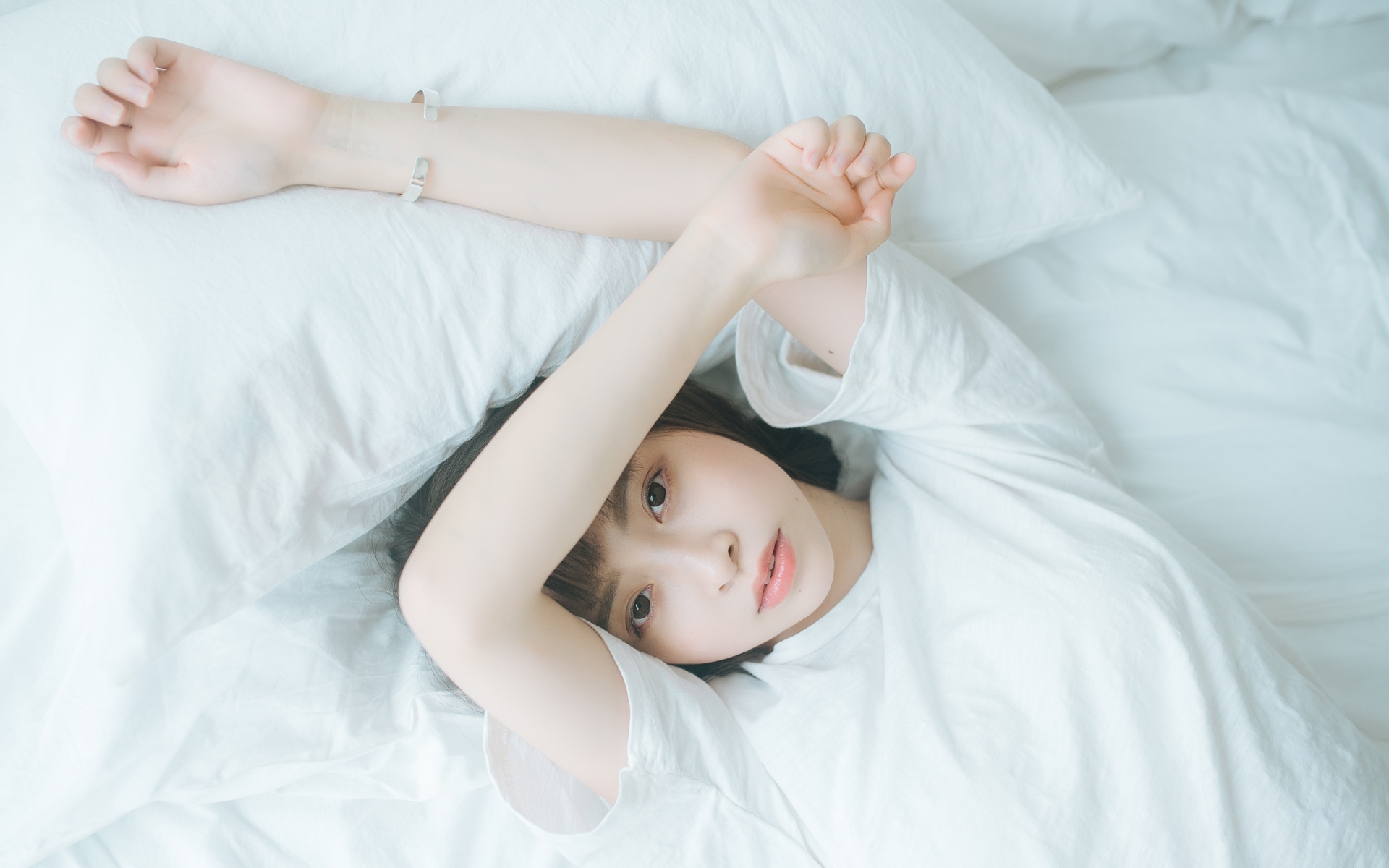 白色T恤短发少女的慵懒写真