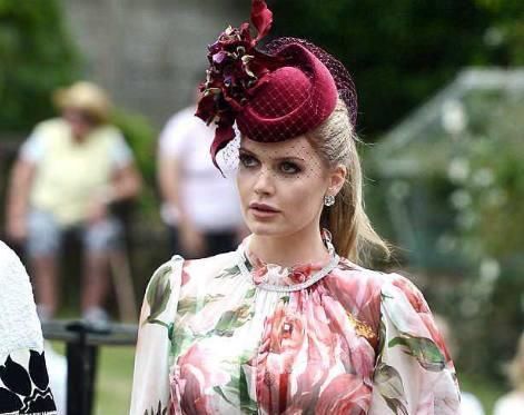 戴安娜侄女与梅根都穿花裙子，两人衣品高下立判，王妃鞋子是亮点