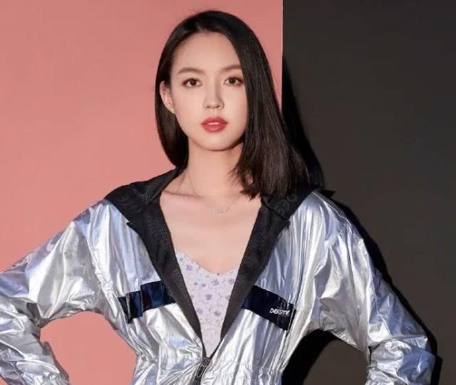 「佩戴」聪明女人选项链都爱袖珍款,戴上不显脖子短,时髦高级有气质
