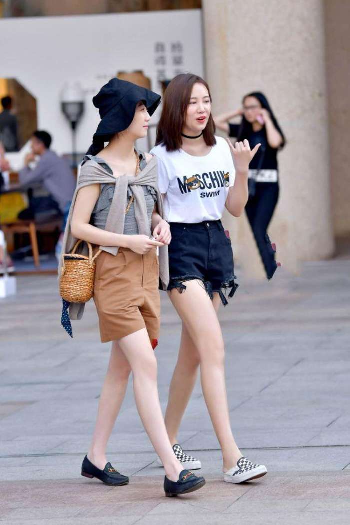 街拍: 美女白T恤搭配黑色热裤, 干净有活力