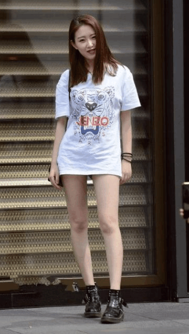 路人街拍：小姐姐黄色阔脚裤搭黄色帽子，走在人群中很显眼