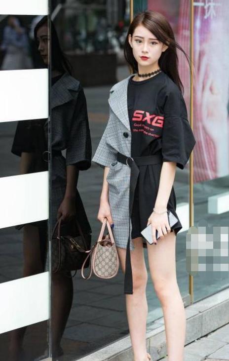 街拍：小姐姐丰满的身材，配上牛仔裤，美极了