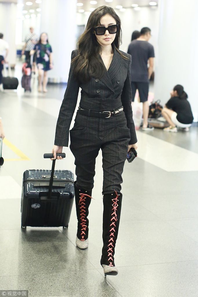 这个“杀手”有点美！张天爱衣品大变一身黑装扮酷  踩绑带靴走路