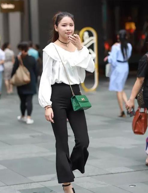 「气质」街拍:情致两饶的美女,一件白色上衣配黑色裤子,时尚唯美气质范