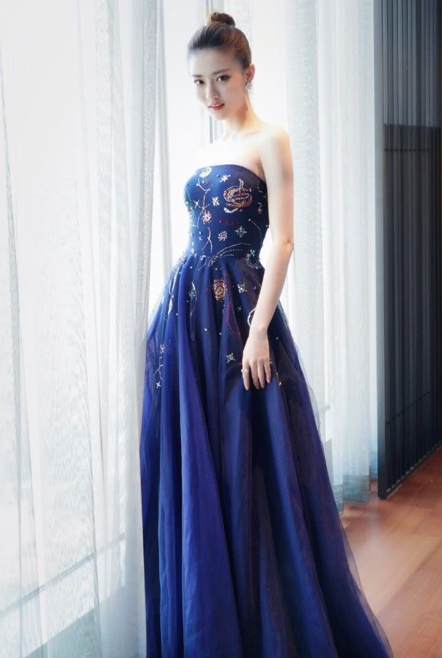 徐璐美出了新高度，一袭蓝裙皮肤白得发光，和何穗有得一比了！