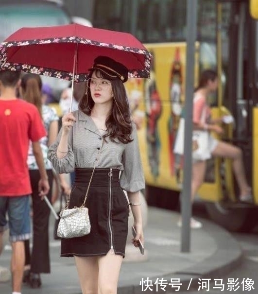 【 美女】穿出独特的气质感，气质的街拍：年轻自信的美女