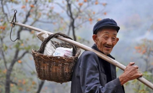  「心酸」儿子回农村老家接老父亲去城市里生活, 老父亲说的话让人心酸