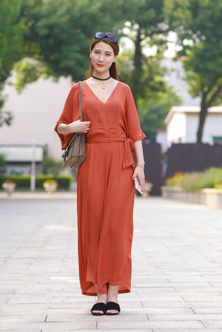 街拍:三里屯的姑娘个个都是花容月貌的大美女，穿衣搭配时髦性感