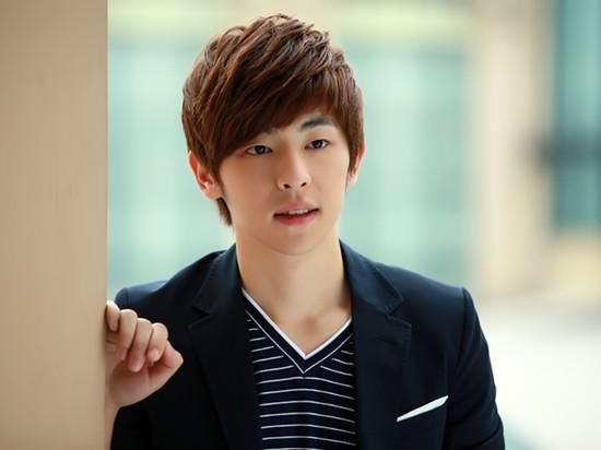 邓伦曝光童年照,打破整容谣言,网友:人家从小帅到大!