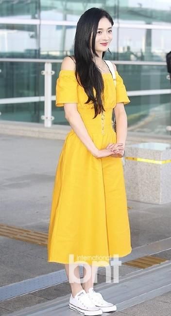 周洁琼和秀智同穿黄色上衣，网友：一个女神一个路人