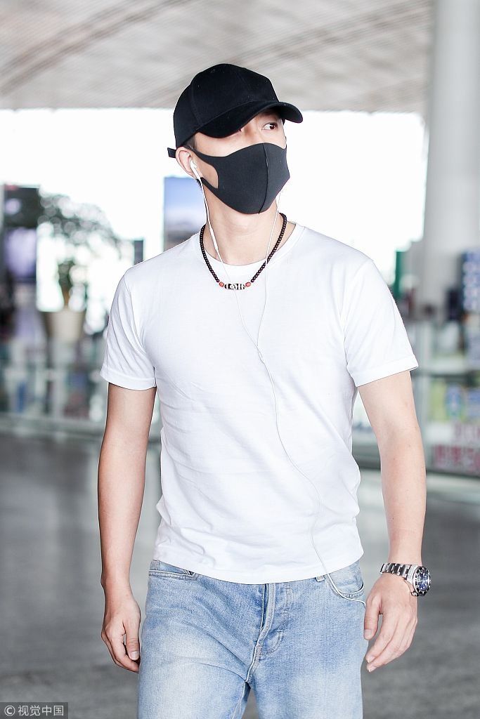 韩庚口罩遮面抵京低调十足 白T恤配牛仔裤简洁帅气