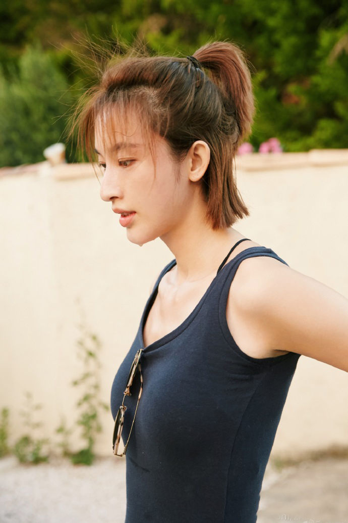 张俪现身国外豪宅，健身秀逆天大长腿，马甲线小蛮腰吸睛