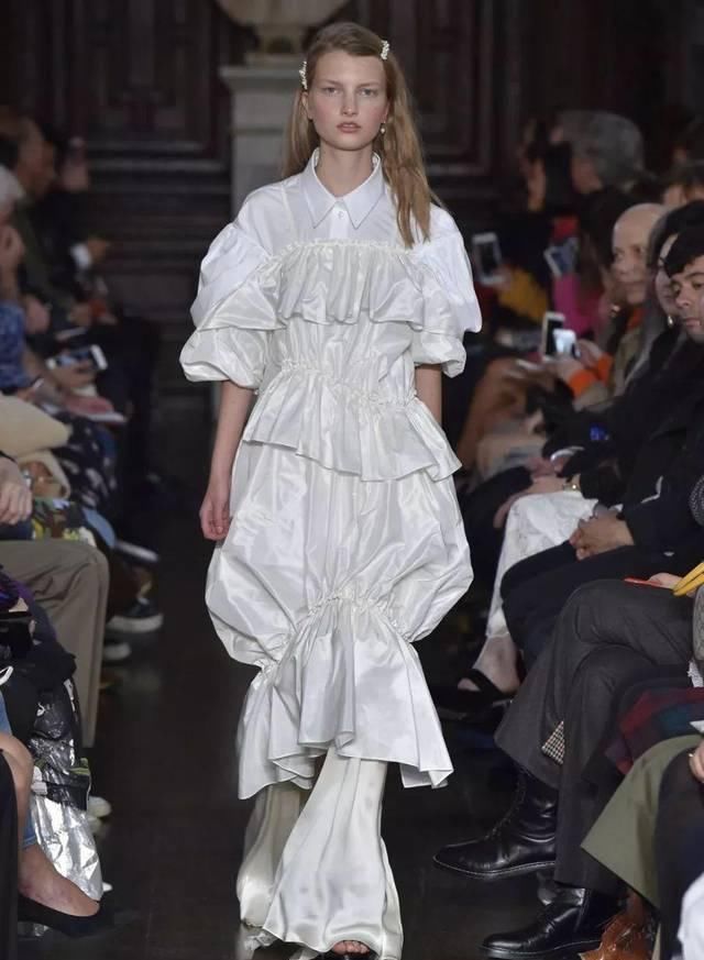 『穿着』只要穿着Simone Rocha,就可以一直做少女哦
