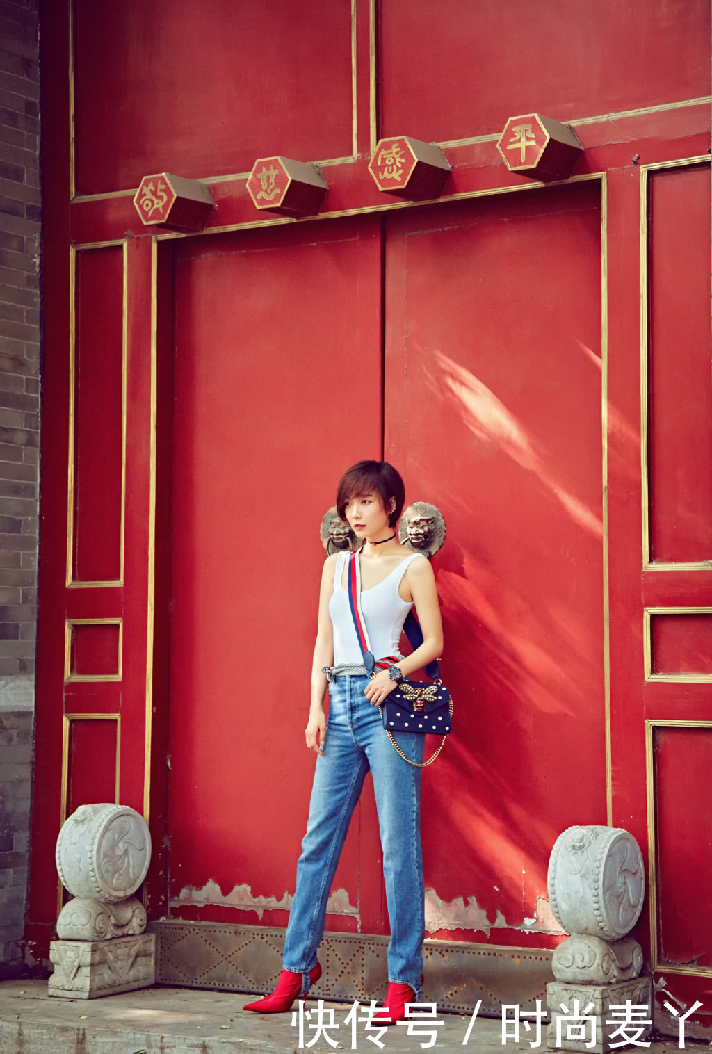 王珞丹穿健身裤去机场，转身的瞬间好尴尬，网友：哎，上衣太短了