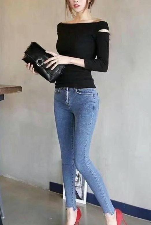 天蓝色牛仔裤＋白色上衣，散发出清新甜美的气息，承载着年轻