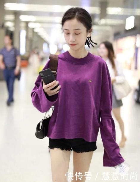 “明玉”现身机场,袖子都比短裤长了,还穿上了“儿童鞋”