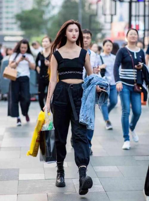  『美女』街拍：艳若桃李的美女，一件黑色背心配黑色休闲裤，时尚气质风范