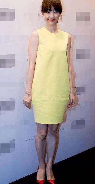 白百何出席某活动，身穿“西红柿炒鸡蛋”臀部宽大惹争议？