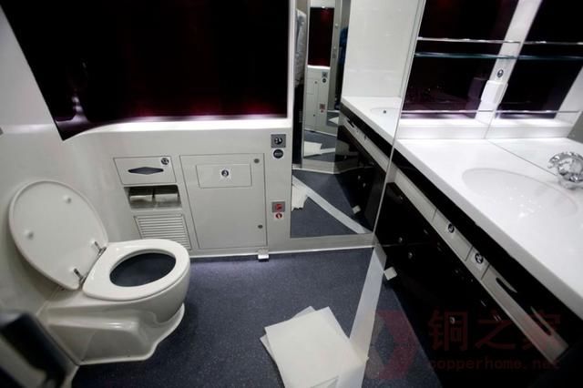 印度女孩来中国旅游,刚下高铁就直呼受不了:上厕所太不方便了!