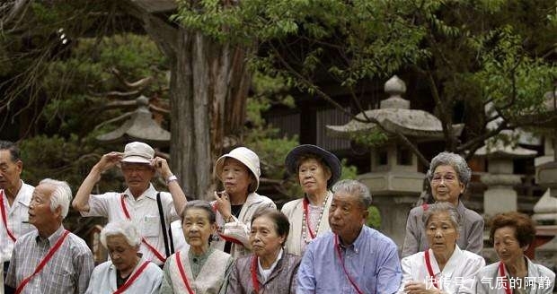 实拍日本老人的生活状态，再对比中国！游客：差距不是一点！