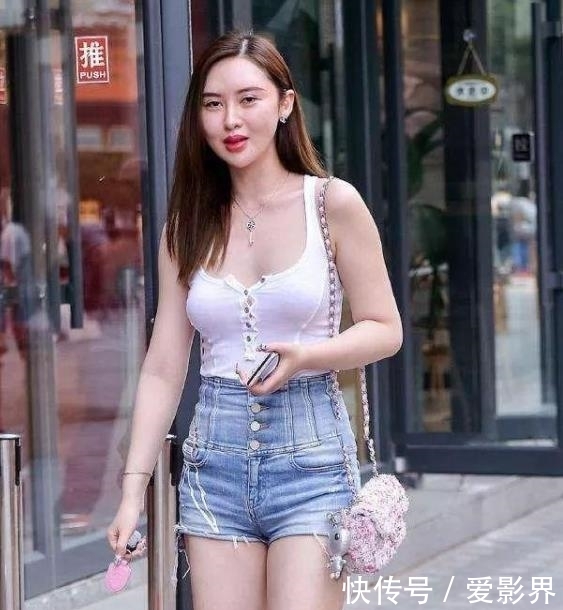  #气质#街拍：芳菲妩媚的小姐姐，一件白色背心配牛仔短裤，优雅魅力气质