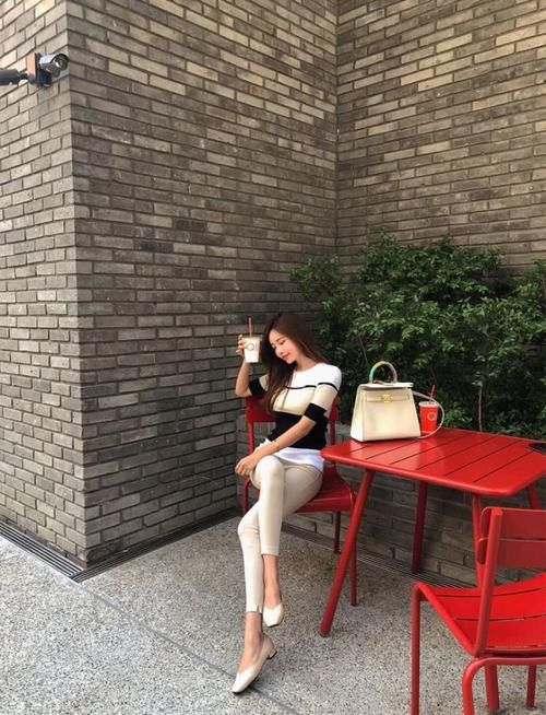 户外小姐姐上下都紧身，浑然天成，这个季节值得拥有！