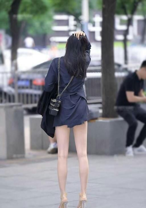  上班@上班就喜欢穿“透明棒”高跟鞋, 不光显高还能“踏空而行”