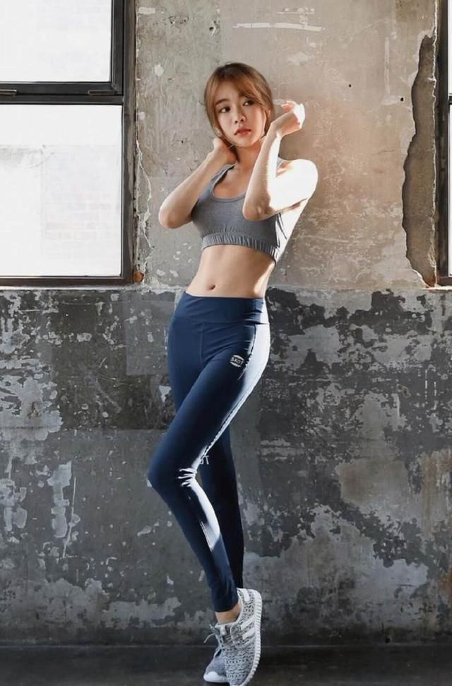 成都街拍:运动型御姐,展现火爆好身材!