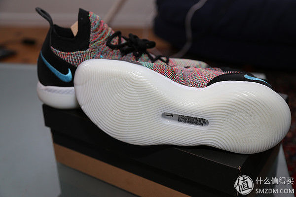 新买的东西 篇一:KD11骚彩色伪开箱，拍出来比实际好看的鞋子