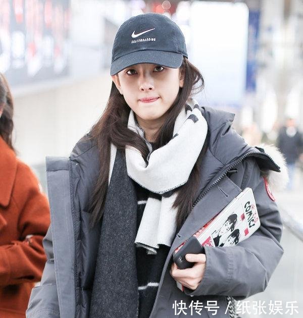 宋祖儿终于穿对了, 小黑裤配羽绒服, 这才是少女该有的样子!