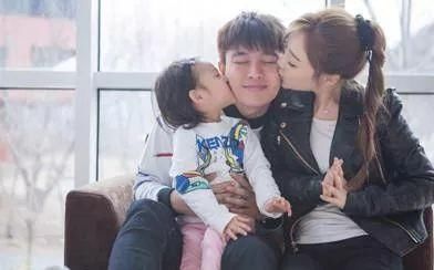 贾乃亮拉黑李小璐微信？助理点赞骂李小璐微博，两人疑彻底决裂？