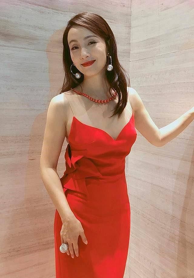 『 红色』大珍珠耳环变女王，48岁陶虹也太拼了吧！脚踩20cm恨天高如履平地