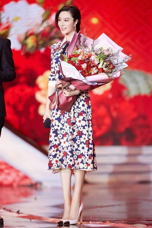 范冰冰baby同台比美，一个仙女一个大妈，网友：这位有点发挥失常