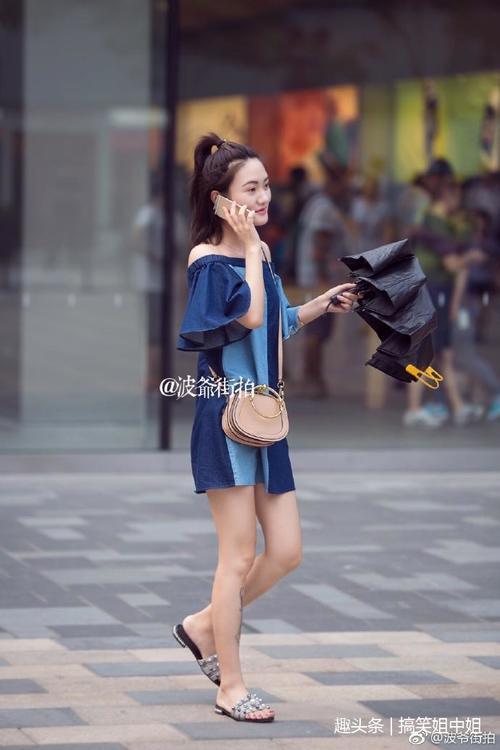 路人街拍:白T恤+印花吊带裙,再加一把红雨伞,小姐姐很美