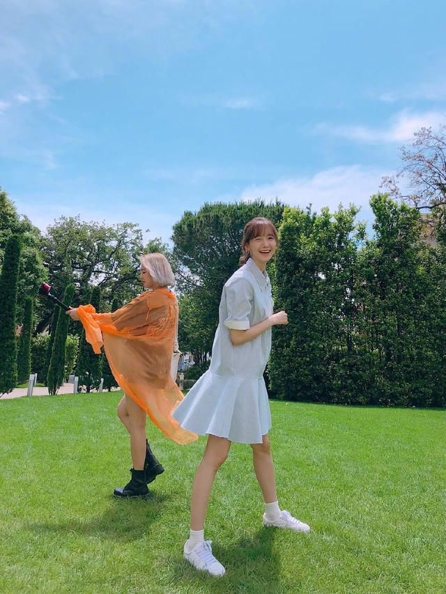 林允儿造型成迷，一身西装帅气十足被她的珍珠拖鞋抢镜！