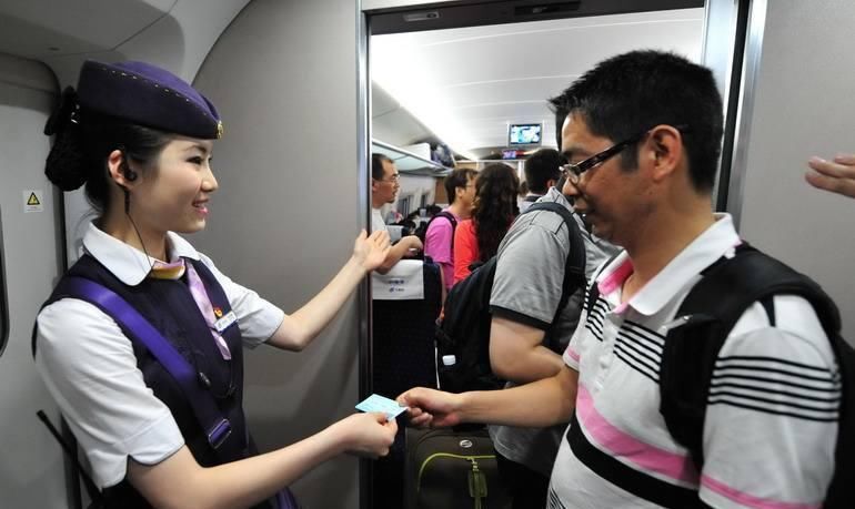 为何高铁上的女乘务员接二连三选择辞职相关人士说出内幕