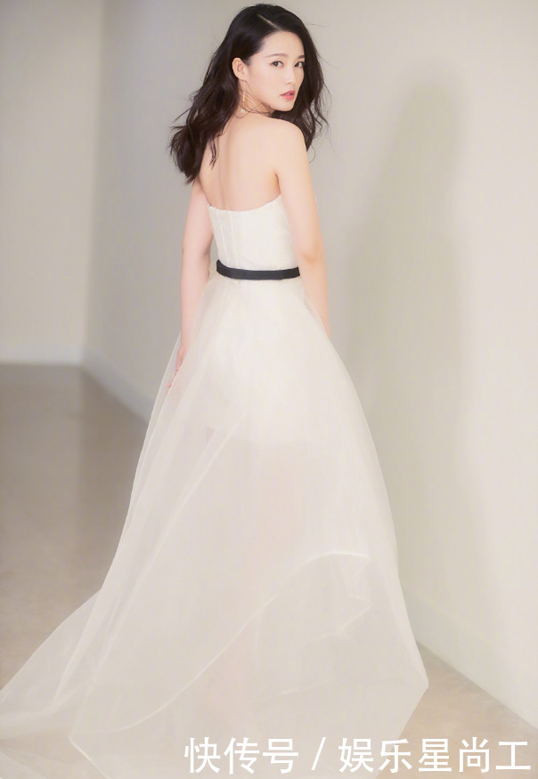 李沁咋想的啊，居然把“录音机”背身上，一点都不嫌重吗？