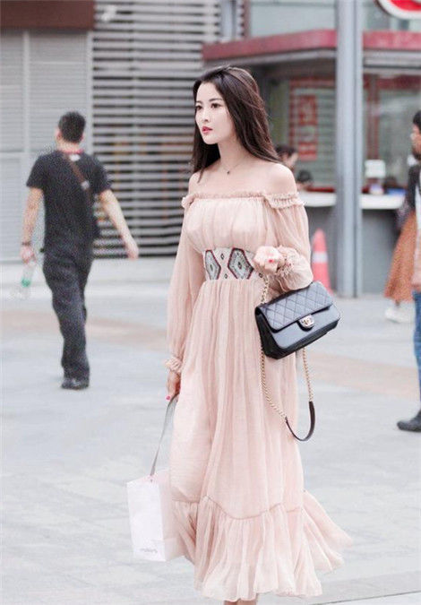 气质|街拍:美女身穿抹胸长裙,长发披肩,气质温婉动人