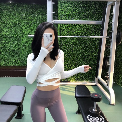 黑色打底裤小姐姐，凹凸有致的身材，挺拔的身姿，十分吸睛夺目！