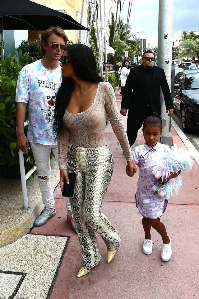 金卡戴珊真疯狂，那么紧的蛇纹装套身上，网友：一般人驾驭不来