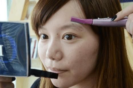  「自查」女人画完眉，咋看咋别扭？可能是这3个细节你没处理好，快自查！