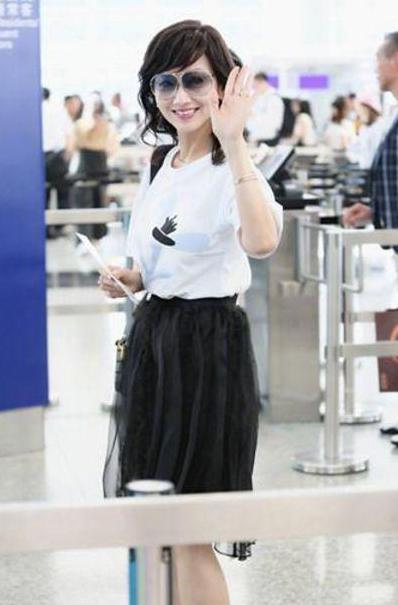 赵雅芝现机场, 一件毛衣惹争议, 网友: 女神也hold不住紧身啊!