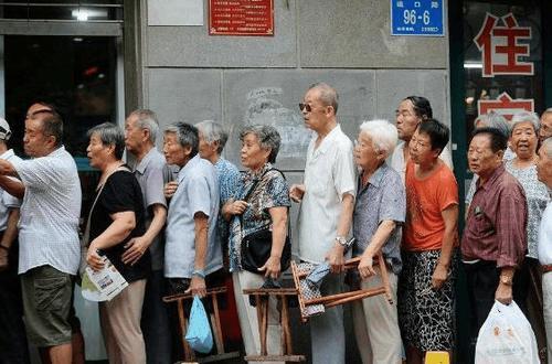 美国女孩在中国, 看到街上的老人后感叹: 他们好像不属于这个时代