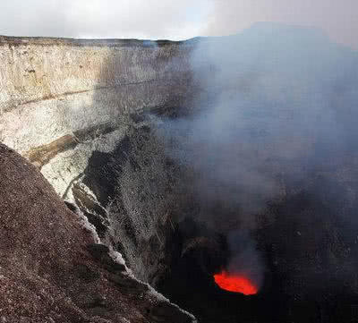 男子5700米高空走绳索，脚下就是火山口！