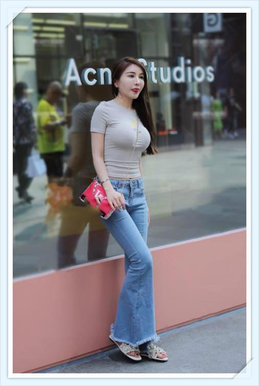 拖地|街拍;不得不佩服,阿姨穿什么都亮点十足,“拖地裤子”很给力吧?